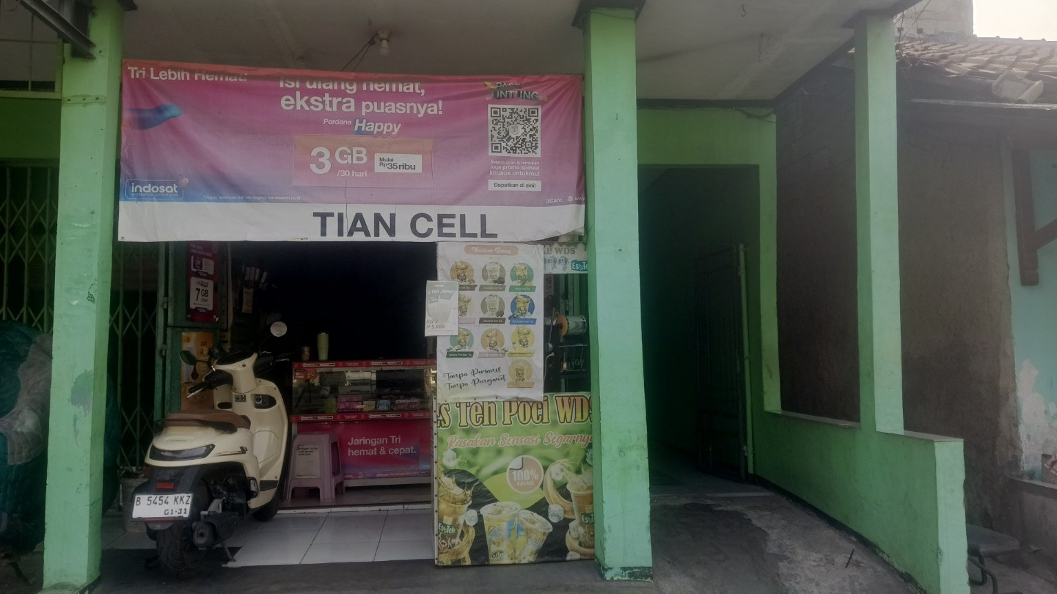 Tampak depan toko Tian Cell, konter pulsa dan es teh homemade di Bekasi Utara